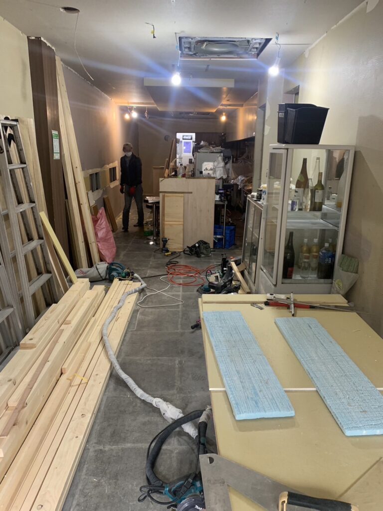 関東装社の日本人の職人を使った工事の施工例です。新築一棟ホテル、マンションから写真のように居酒屋や飲食店の設計デザイン施工も可能です。