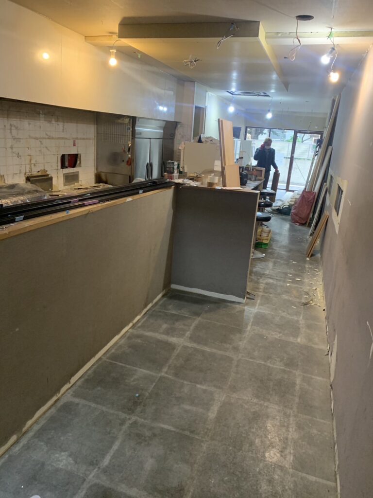 関東装社の日本人の職人を使った工事の施工例です。新築一棟ホテル、マンションから写真のように居酒屋や飲食店の設計デザイン施工も可能です。