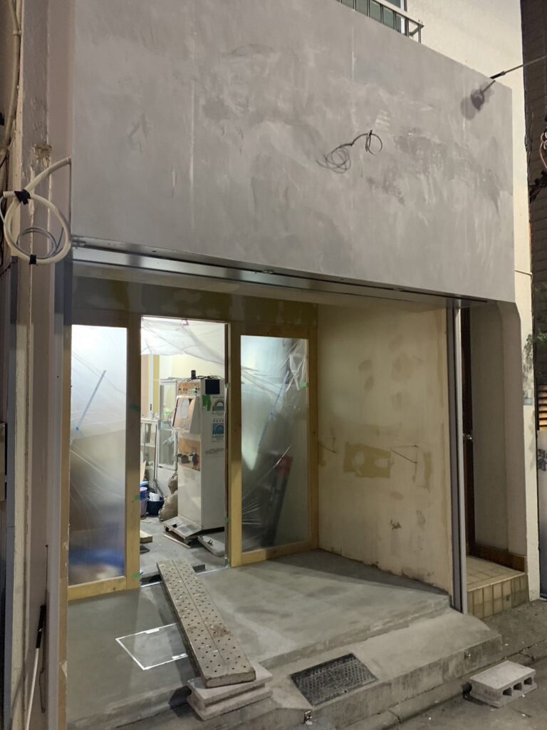 関東装社の日本人の職人を使った工事の施工例です。新築一棟ホテル、マンションから写真のように居酒屋や飲食店の設計デザイン施工も可能です。这是由关东总社的日本工匠建造的一个例子。我们还可以设计和建造新建的酒店和公寓，以及酒吧和餐厅，如图所示。