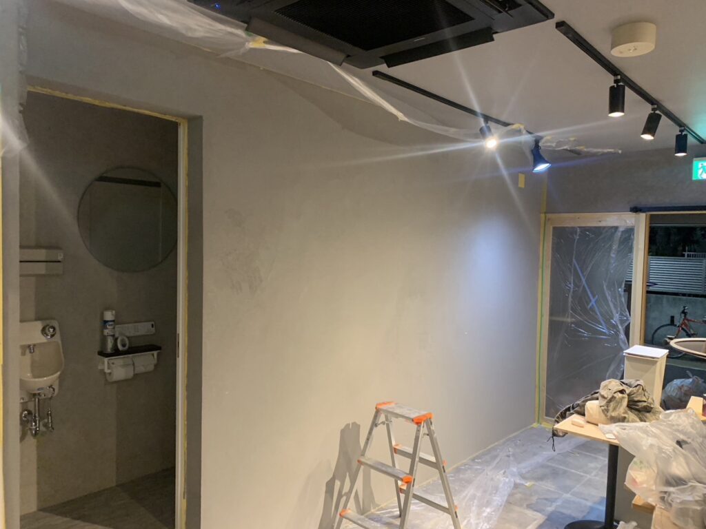 関東装社の日本人の職人を使った工事の施工例です。新築一棟ホテル、マンションから写真のように居酒屋や飲食店の設計デザイン施工も可能です。这是由关东总社的日本工匠建造的一个例子。我们还可以设计和建造新建的酒店和公寓，以及酒吧和餐厅，如图所示。