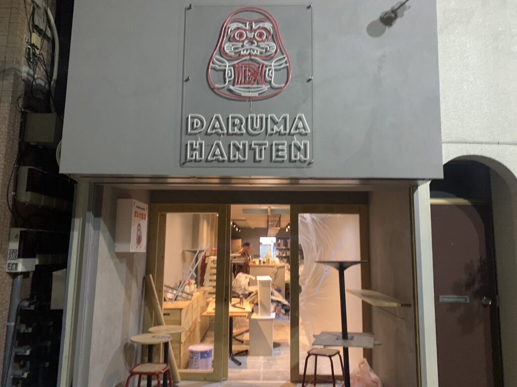 関東装社の日本人の職人を使った工事の施工例です。新築一棟ホテル、マンションから写真のように居酒屋や飲食店の設計デザイン施工も可能です。这是由关东总社的日本工匠建造的一个例子。我们还可以设计和建造新建的酒店和公寓，以及酒吧和餐厅，如图所示。