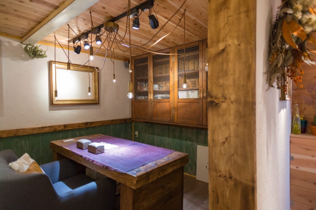 関東装社の日本人の職人を使った工事の施工例です。新築一棟ホテル、マンションから写真のようにネイルサロンや美容室のような内装のデザインや施工も可能です。このクオリティーで当社の価格は他社様より安い工事代金になります。