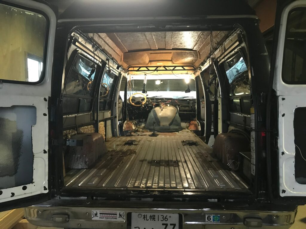 弊社関東装社の工事です。車の中の内装工事も可能です。施工もそうですがインテリアやデザインも可能です。
这是我们公司关东总社的建筑工程。我们还可以在您的车内进行内饰工作。除了施工外，我们还可以做室内设计和设计。