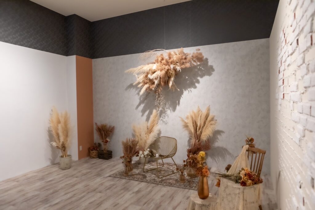 関東装社の日本人の職人を使った工事の施工例です。新築一棟ホテル、マンションから写真のように写真スタジオのような内装のデザインや施工も可能です。このクオリティーで当社の価格は他社様より安い工事代金になります。