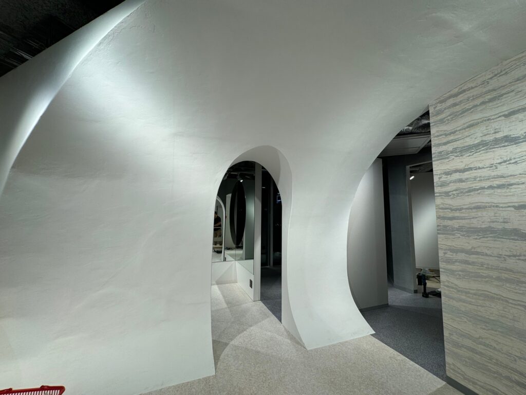 関東装社の日本の職人を使った工事の施工例です。新築一棟ホテル、マンションから写真のように湾曲の難しいデザインや施工も可能です
这是由关东总社的日本工匠建造的一个例子。从新建的酒店和公寓中，我们可以设计和建造具有如图所示的困难曲线的设计。