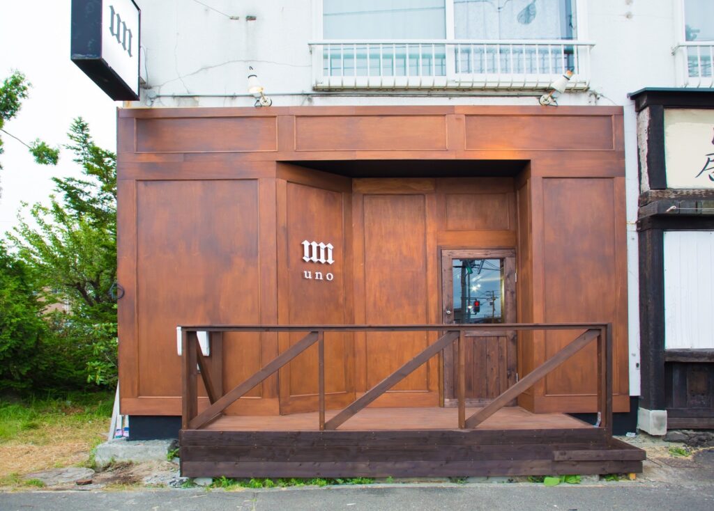 関東装社の日本の職人を使った工事の施工例です。新築一棟ホテル、マンションから写真のようにBARや飲み屋、居酒屋のような飲食店のデザインや施工も可能です。このクオリティーで当社の価格は他社様より安い工事代金になります。