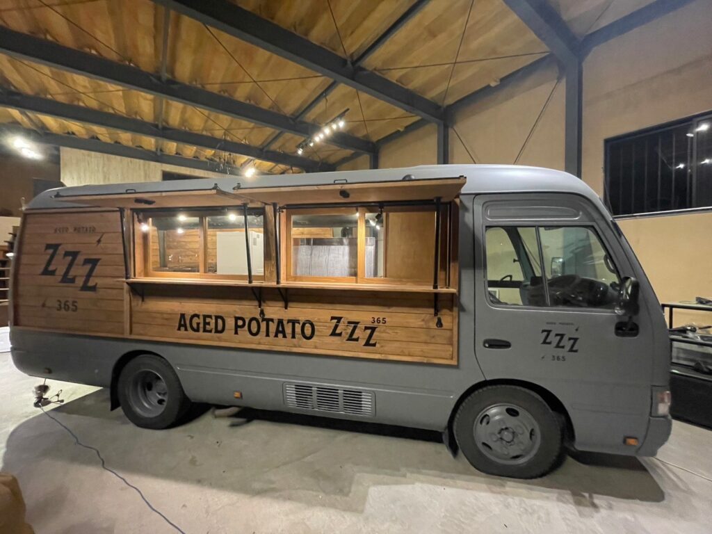 関東装社の日本人の職人を使った工事の施工例です。新築一棟ホテル、マンションから写真のようにキッチンカ―のように車の内装のデザインや施工も可能です。このクオリティーで当社の価格は他社様より安い工事代金になります。