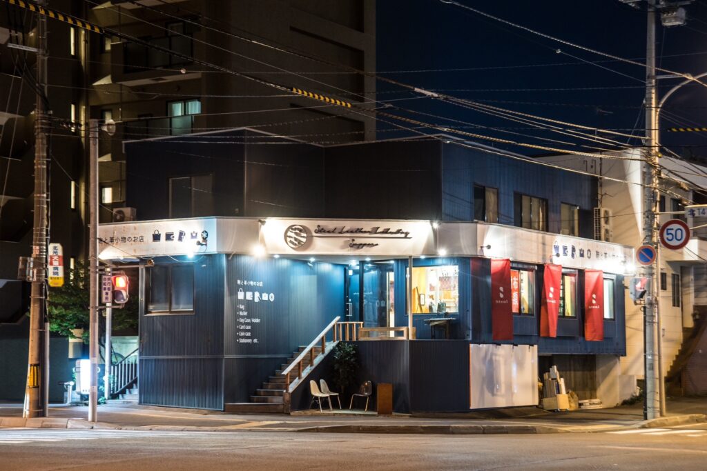 関東装社の日本人の職人を使った工事の施工例です。新築一棟ホテル、マンションから写真のようにレザーショップのように内装のデザインや施工も可能です。このクオリティーで当社の価格は他社様より安い工事代金になります。