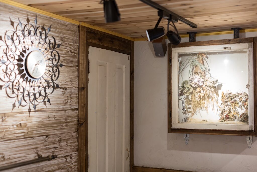 関東装社の日本人の職人を使った工事の施工例です。新築一棟ホテル、マンションから写真のようにネイルサロンや美容室のような内装のデザインや施工も可能です。このクオリティーで当社の価格は他社様より安い工事代金になります。