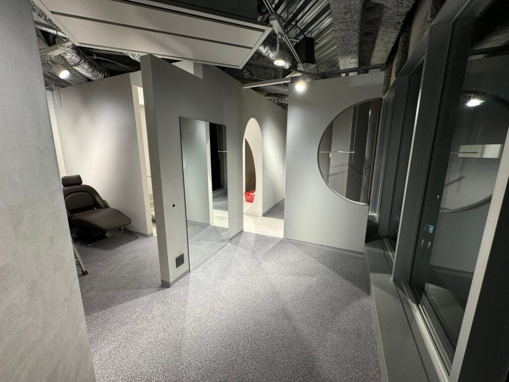 関東装社の日本の職人を使った工事の施工例です。新築一棟ホテル、マンションから写真のように湾曲の難しいデザインや施工も可能です
这是由关东总社的日本工匠建造的一个例子。从新建的酒店和公寓中，我们可以设计和建造具有如图所示的困难曲线的设计。