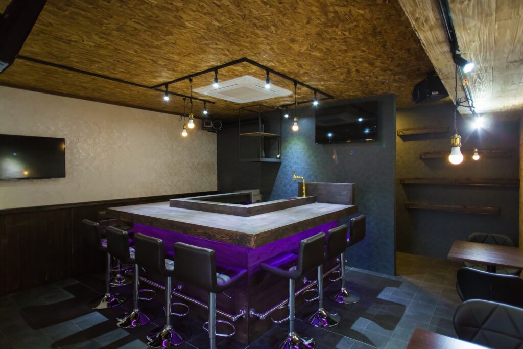 関東装社の日本の職人を使った工事の施工例です。新築一棟ホテル、マンションから写真のようにBARや飲み屋、居酒屋のような飲食店のデザインや施工も可能です。このクオリティーで当社の価格は他社様より安い工事代金になります。