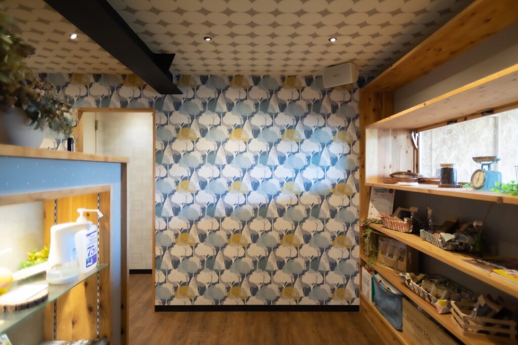 関東装社の日本人の職人を使った工事の施工例です。新築一棟ホテル、マンションから写真のようにカフェのような飲食店のデザインや施工も可能です。このクオリティーで当社の価格は他社様より安い工事代金になります。