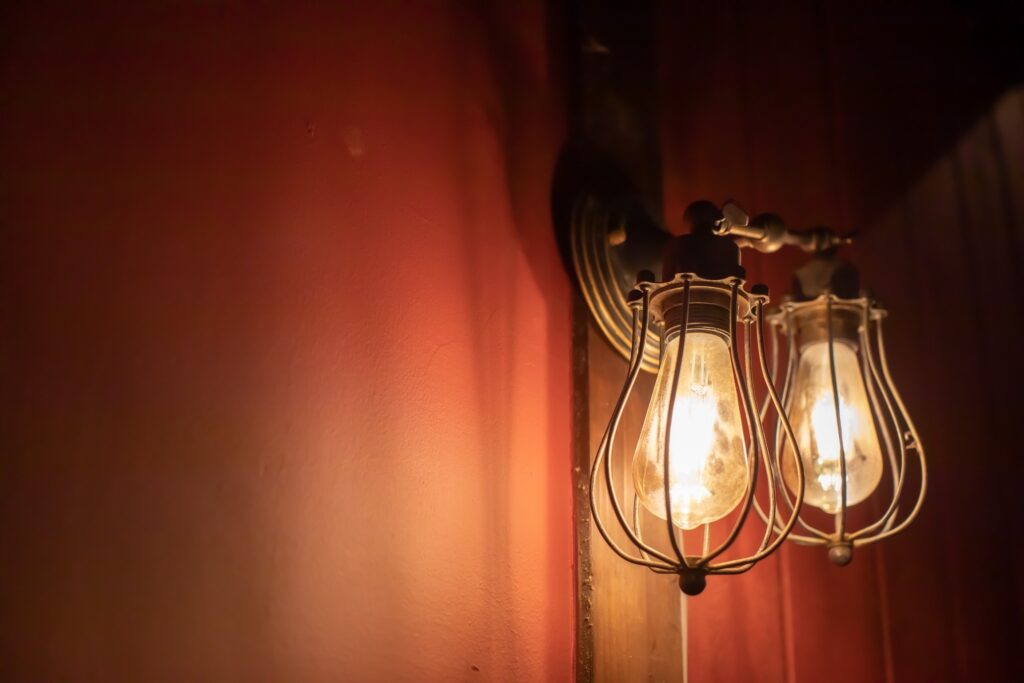 関東装社の日本人の職人を使った工事の施工例です。新築一棟ホテル、マンションから写真のように焼き鳥屋さんや焼き肉屋さんのような飲食店のデザインや施工も可能です。このクオリティーで当社の価格は他社様より安い工事代金になります。