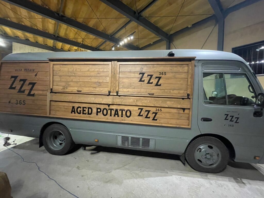 関東装社の日本人の職人を使った工事の施工例です。新築一棟ホテル、マンションから写真のようにキッチンカ―のように車の内装のデザインや施工も可能です。このクオリティーで当社の価格は他社様より安い工事代金になります。