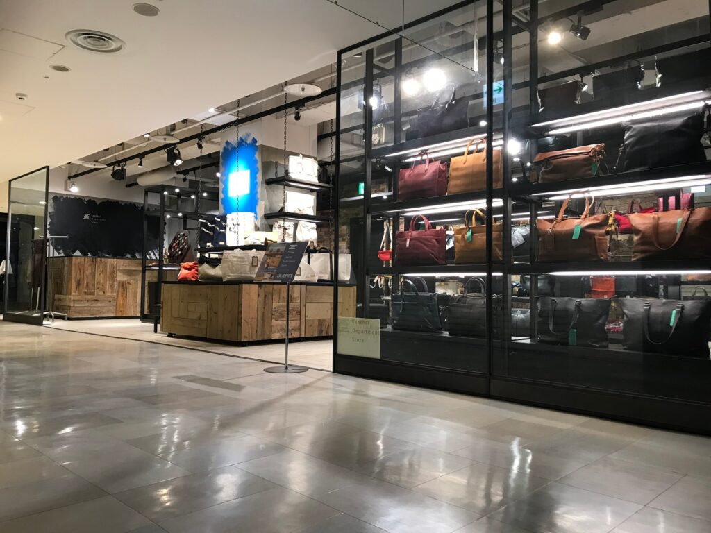 弊社関東装社の商業施設の内装工事の施工写真です。店舗制作含めて内装工事も可能です。日本の建築工事です  这是本公司关东总社商业设施的室内施工作业的施工照片。我们还可以处理室内施工，包括商店生产。日本的建筑工程。