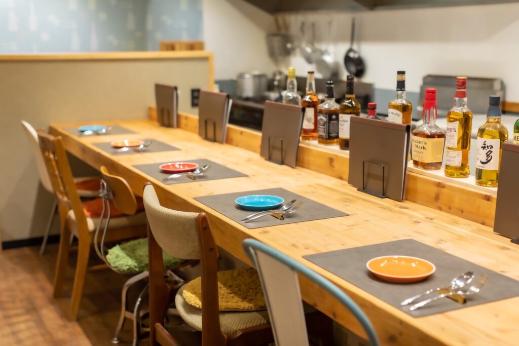 関東装社の日本人の職人を使った工事の施工例です。新築一棟ホテル、マンションから写真のようにカフェのような飲食店のデザインや施工も可能です。このクオリティーで当社の価格は他社様より安い工事代金になります。这是由关东总社的日本工匠建造的一个例子。我们可以设计和建造新建的酒店、公寓和咖啡馆式餐厅，如图所示。凭借这种质量，我们的价格比其他公司低。