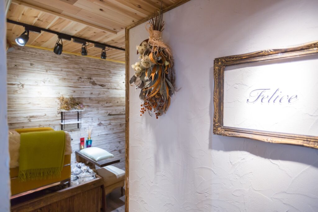 関東装社の日本人の職人を使った工事の施工例です。新築一棟ホテル、マンションから写真のようにネイルサロンや美容室のような内装のデザインや施工も可能です。このクオリティーで当社の価格は他社様より安い工事代金になります。这是由关东总社的日本工匠建造的一个例子。我们还可以为新建的酒店、公寓、美甲店和美容院进行室内设计和施工，如图所示。凭借这种质量，我们的价格比其他公司低。