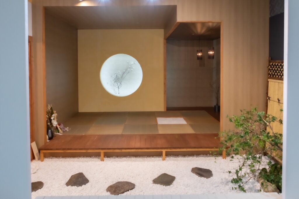 这是由关东总社的日本工匠建造的一个例子。我们还可以设计和建造从新建酒店和公寓到照相馆般的室内装饰，如图所示。凭借这种质量，我们的价格比其他公司低。