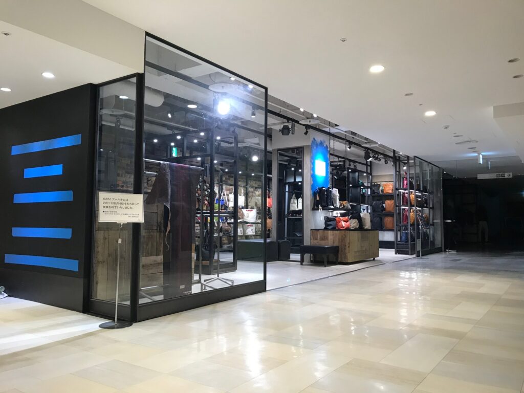 弊社関東装社の商業施設の内装工事の施工写真です。店舗制作含めて内装工事も可能です。日本の建築工事です  这是本公司关东总社商业设施的室内施工作业的施工照片。我们还可以处理室内施工，包括商店生产。日本的建筑工程。