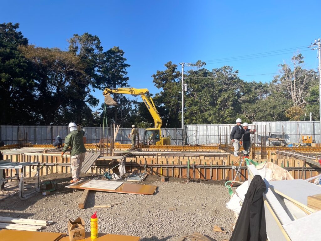 関東装社の日本人の職人を使った工事の施工例です。新築一棟ホテル、マンションから写真のように土木工事から新築物件や設計デザイン施工も可能です。这是由关东总社的日本工匠建造的一个例子。从新建的酒店和公寓到如图所示的土木工程，我们还可以设计和建造新的房产。