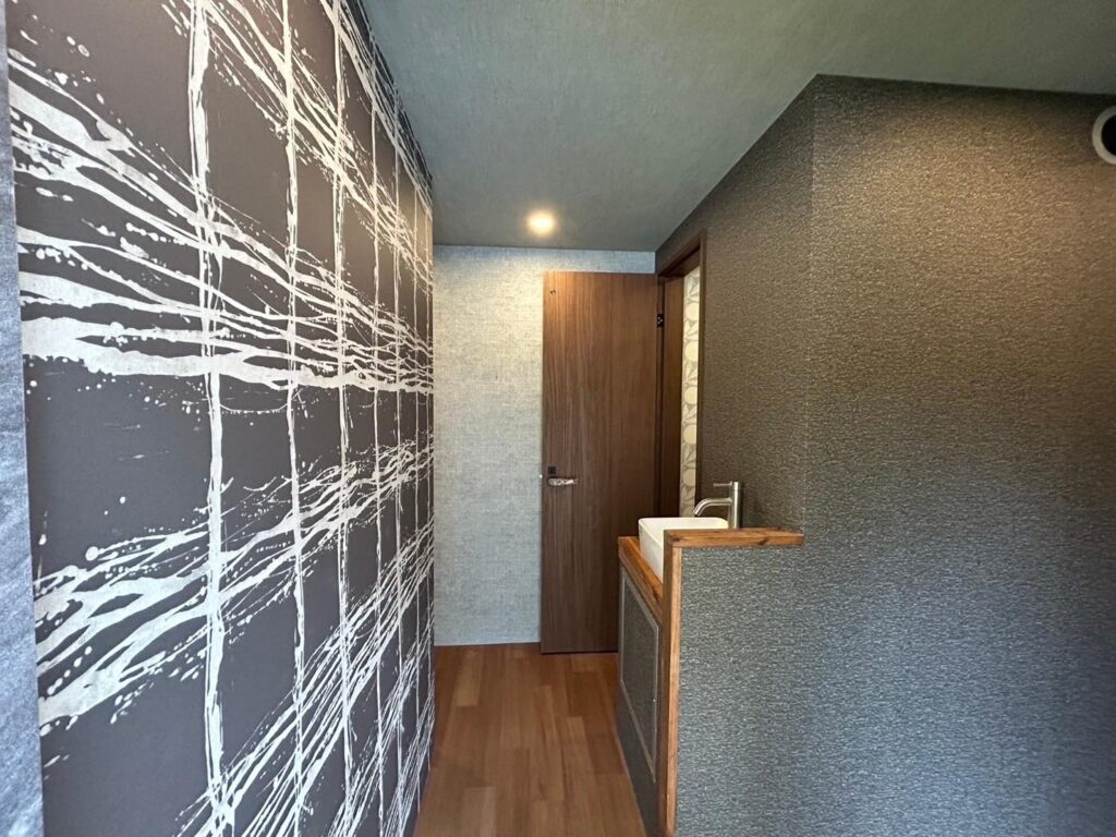 
日本建筑公司  我们公司 关东装社 已有 16 年的历史，是一家综合性建筑公司。
我们的客户范围广泛，从大型机场设施、商业设施和公共机构到个人商店、公寓、酒店、店铺和私人室内工程。我们与设计师、律师、行政书士、房地产公司和危机管理公司合作，因此可以在多个领域为客户提供帮助。  我们公司成功解决了许多在日本生活的中国人所担心的问题。  1.客人想雇用日本建筑公司，但不知道如何寻找。
2.担心语言不通，不能完美的理解。
3.担心工程是否能顺利完成。
4.担心预算会比平时高，担心售后服务。  我们已经解决了上述所有问题。我们在现场有中国担当，因此中国客户遇到问题可以随时与中国担当对接。  我们的中国担当将在现场了解您的要求，并与我们的一级设计师与公司建筑顾问，按照客人的需求来提供最优惠的价格以及施工方案。  我们的建筑价格不贵，市场价格适中，但是我们会按照客人的要求全程对接，对项目负责，直至竣工交接完毕。  即使是最简单的问题，也请随时与我们联系。您可以通过电子邮件，中国担当微信直接与我们联系。  株式会社関東装社、内装、リフォーム、リノベーション施工事例、新築マンション、ホテル、土木、宅地造成、設計施工、見積無料、