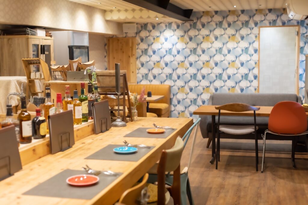 関東装社の日本人の職人を使った工事の施工例です。新築一棟ホテル、マンションから写真のようにカフェのような飲食店のデザインや施工も可能です。このクオリティーで当社の価格は他社様より安い工事代金になります。这是由关东总社的日本工匠建造的一个例子。我们可以设计和建造新建的酒店、公寓和咖啡馆式餐厅，如图所示。凭借这种质量，我们的价格比其他公司低。