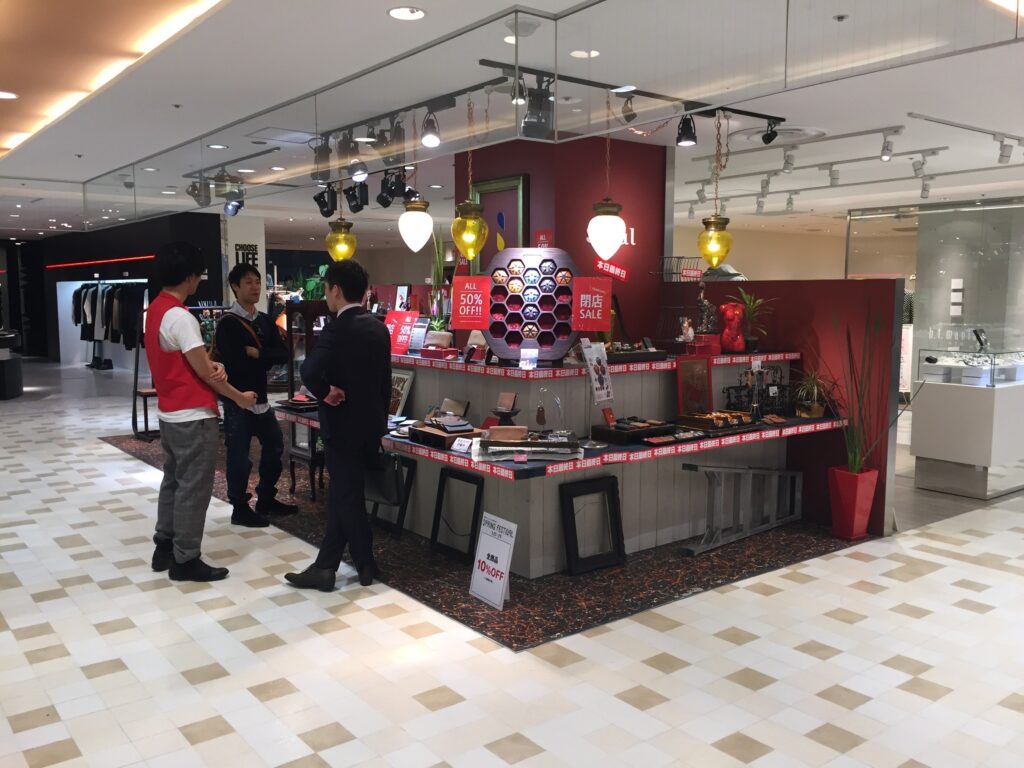 関東装社の日本の職人を使った工事の施工例です。新築一棟ホテル、マンションから写真のように商業施設の内装工事のデザインや施工も可能です。
这是由关东总社的日本工匠建造的一个例子。我们还可以设计和建造新建酒店、公寓和商业设施的内部装饰，如图所示。