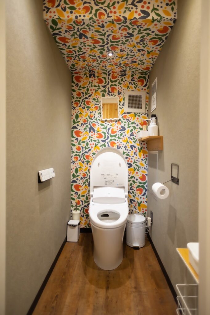 関東装社の日本人の職人を使った工事の施工例です。新築一棟ホテル、マンションから写真のようにカフェのような飲食店のデザインや施工も可能です。このクオリティーで当社の価格は他社様より安い工事代金になります。这是由关东总社的日本工匠建造的一个例子。我们可以设计和建造新建的酒店、公寓和咖啡馆式餐厅，如图所示。凭借这种质量，我们的价格比其他公司低。