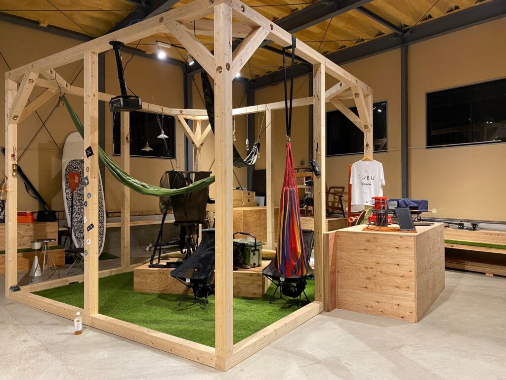 関東装社の日本人の職人を使った工事の施工例です。新築一棟ホテル、マンションから写真のように焼き鳥屋さんや焼き肉屋さんのような飲食店のデザインや施工も可能です。このクオリティーで当社の価格は他社様より安い工事代金になります。这是由关东总社的日本工匠建造的一个例子。我们可以设计和建造新建的酒店、公寓以及照片中所示的烤鸡肉串餐厅和烤肉餐厅等餐厅。凭借这种质量，我们的价格比其他公司低。