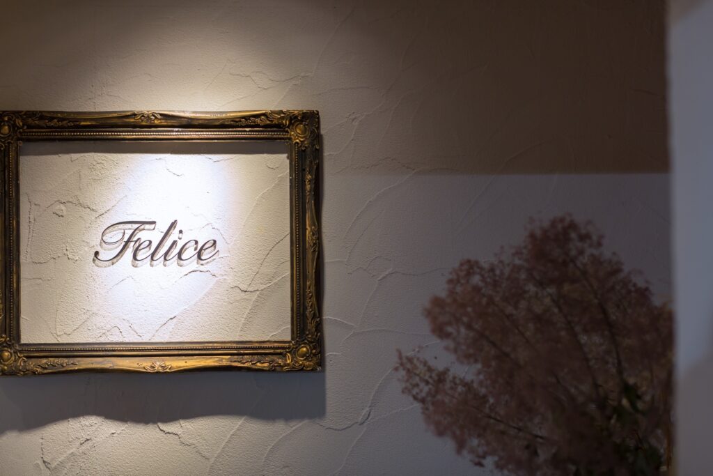 関東装社の日本人の職人を使った工事の施工例です。新築一棟ホテル、マンションから写真のようにネイルサロンや美容室のような内装のデザインや施工も可能です。このクオリティーで当社の価格は他社様より安い工事代金になります。这是由关东总社的日本工匠建造的一个例子。我们还可以为新建的酒店、公寓、美甲店和美容院进行室内设计和施工，如图所示。凭借这种质量，我们的价格比其他公司低。