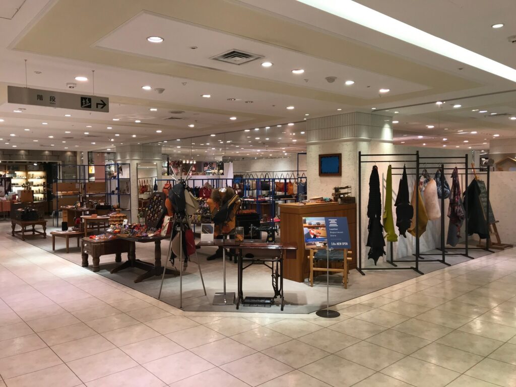 関東装社の日本の職人を使った工事の施工例です。新築一棟ホテル、マンションから写真のように商業施設の内装工事のデザインや施工も可能です。
这是由关东总社的日本工匠建造的一个例子。我们还可以设计和建造新建酒店、公寓和商业设施的内部装饰，如图所示。