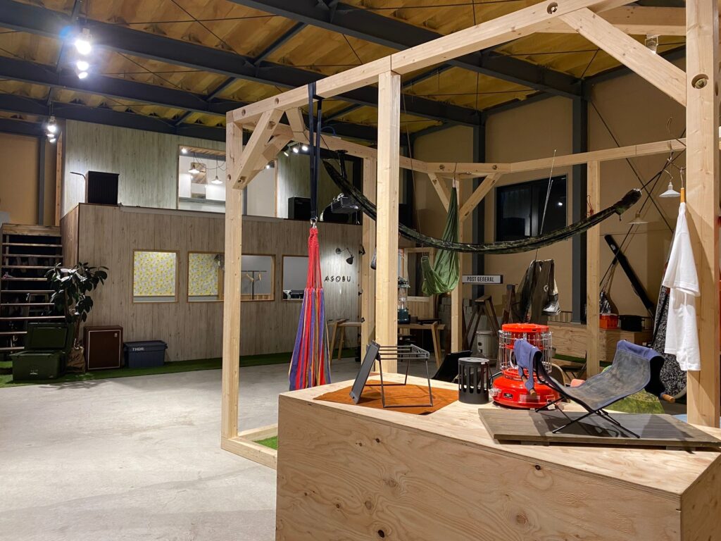 関東装社の日本人の職人を使った工事の施工例です。新築一棟ホテル、マンションから写真のように焼き鳥屋さんや焼き肉屋さんのような飲食店のデザインや施工も可能です。このクオリティーで当社の価格は他社様より安い工事代金になります。这是由关东总社的日本工匠建造的一个例子。我们可以设计和建造新建的酒店、公寓以及照片中所示的烤鸡肉串餐厅和烤肉餐厅等餐厅。凭借这种质量，我们的价格比其他公司低。