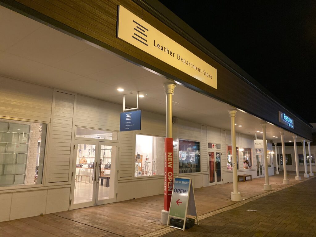 関東装社の日本の職人を使った工事の施工例です。新築一棟ホテル、マンションから写真のように商業施設の内装工事のデザインや施工も可能です。
这是由关东总社的日本工匠建造的一个例子。我们还可以设计和建造新建酒店、公寓和商业设施的内部装饰，如图所示。