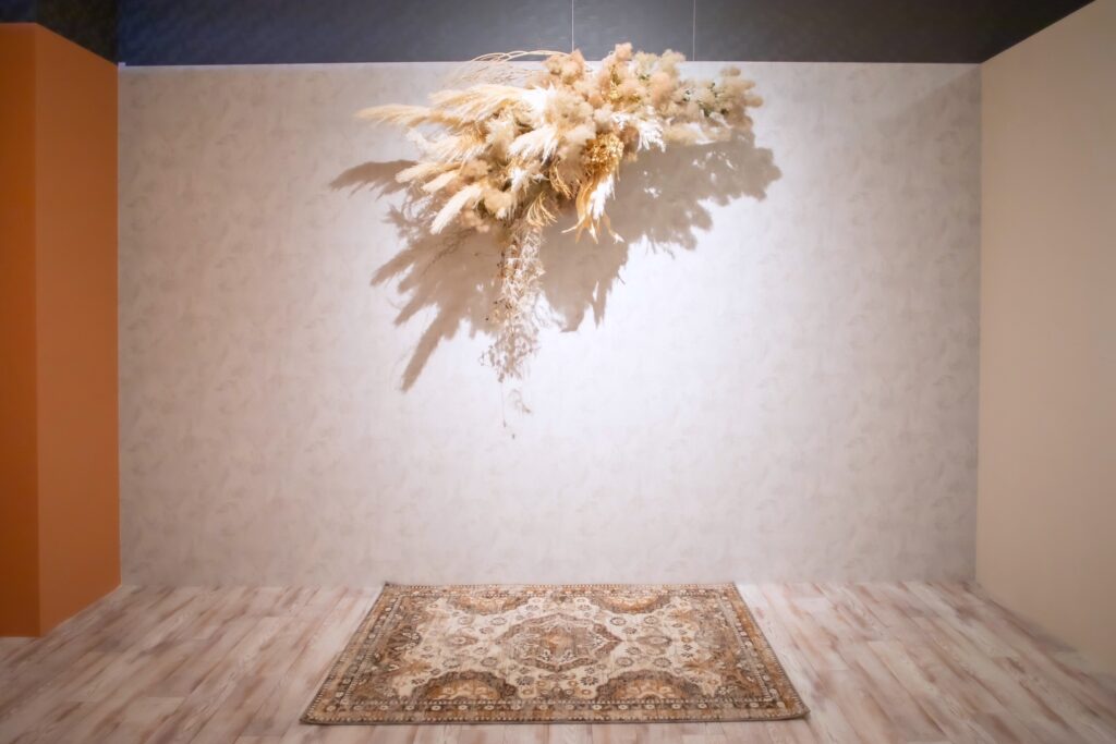 这是由关东总社的日本工匠建造的一个例子。我们还可以设计和建造从新建酒店和公寓到照相馆般的室内装饰，如图所示。凭借这种质量，我们的价格比其他公司低。