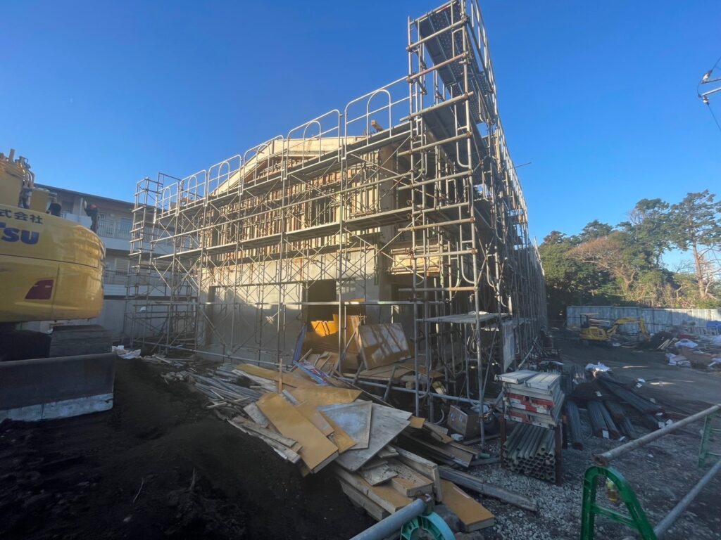 
日本建筑公司  我们公司 关东装社 已有 16 年的历史，是一家综合性建筑公司。
我们的客户范围广泛，从大型机场设施、商业设施和公共机构到个人商店、公寓、酒店、店铺和私人室内工程。我们与设计师、律师、行政书士、房地产公司和危机管理公司合作，因此可以在多个领域为客户提供帮助。  我们公司成功解决了许多在日本生活的中国人所担心的问题。  1.客人想雇用日本建筑公司，但不知道如何寻找。
2.担心语言不通，不能完美的理解。
3.担心工程是否能顺利完成。
4.担心预算会比平时高，担心售后服务。  我们已经解决了上述所有问题。我们在现场有中国担当，因此中国客户遇到问题可以随时与中国担当对接。  我们的中国担当将在现场了解您的要求，并与我们的一级设计师与公司建筑顾问，按照客人的需求来提供最优惠的价格以及施工方案。  我们的建筑价格不贵，市场价格适中，但是我们会按照客人的要求全程对接，对项目负责，直至竣工交接完毕。  即使是最简单的问题，也请随时与我们联系。您可以通过电子邮件，中国担当微信直接与我们联系。  株式会社関東装社は内装、リフォーム、リノベーション施工事例、新築マンション、ホテル、土木、宅地造成、設計施工が可能です。見積無料です。中国語対応可能スタッフが居ます。  日本建筑公司,日本盖酒店,日本盖楼,日本盖一户建,日本内装翻修 