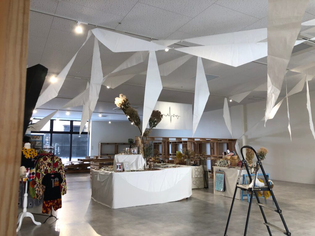 関東装社の日本の職人を使った工事の施工例です。新築一棟ホテル、マンションから写真のように商業施設の内装工事のデザインや施工も可能です。
这是由关东总社的日本工匠建造的一个例子。我们还可以设计和建造新建酒店、公寓和商业设施的内部装饰，如图所示。