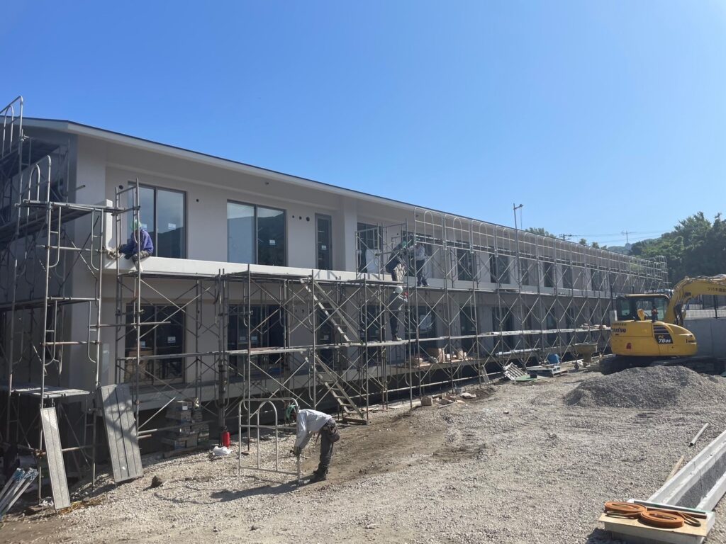 関東装社の日本人の職人を使った工事の施工例です。新築一棟ホテル、マンションから写真のように土木工事から新築物件や設計デザイン施工も可能です。这是由关东总社的日本工匠建造的一个例子。从新建的酒店和公寓到如图所示的土木工程，我们还可以设计和建造新的房产。