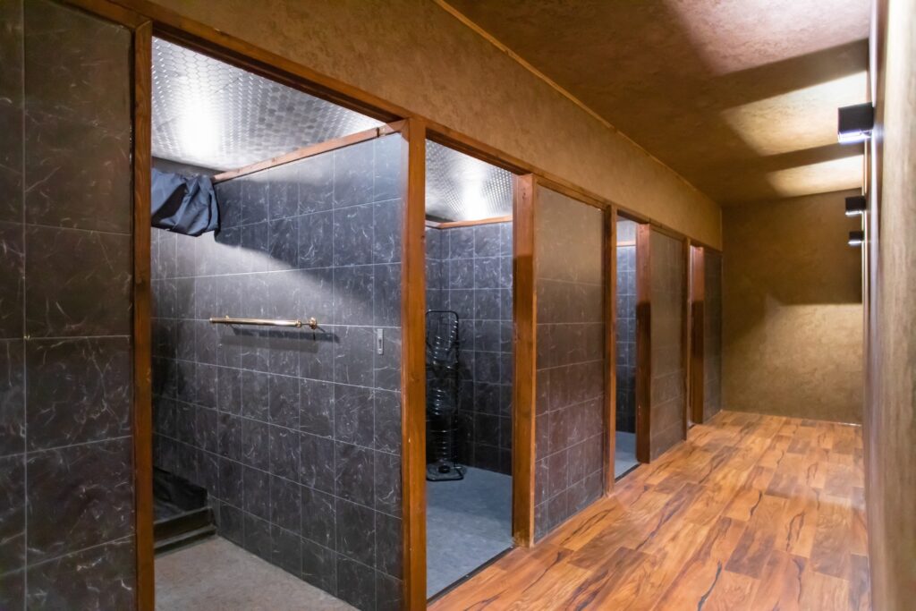 
日本建筑公司  我们公司 关东装社 已有 16 年的历史，是一家综合性建筑公司。
我们的客户范围广泛，从大型机场设施、商业设施和公共机构到个人商店、公寓、酒店、店铺和私人室内工程。我们与设计师、律师、行政书士、房地产公司和危机管理公司合作，因此可以在多个领域为客户提供帮助。  我们公司成功解决了许多在日本生活的中国人所担心的问题。  1.客人想雇用日本建筑公司，但不知道如何寻找。
2.担心语言不通，不能完美的理解。
3.担心工程是否能顺利完成。
4.担心预算会比平时高，担心售后服务。  我们已经解决了上述所有问题。我们在现场有中国担当，因此中国客户遇到问题可以随时与中国担当对接。  我们的中国担当将在现场了解您的要求，并与我们的一级设计师与公司建筑顾问，按照客人的需求来提供最优惠的价格以及施工方案。  我们的建筑价格不贵，市场价格适中，但是我们会按照客人的要求全程对接，对项目负责，直至竣工交接完毕。  即使是最简单的问题，也请随时与我们联系。您可以通过电子邮件，中国担当微信直接与我们联系。  株式会社関東装社は創業18年の建築業者です。弊社は特定建設業と産廃業許可を持っています。弊社では内装、リフォーム、リノベーション、新築一棟マンション、ホテル、土木、宅地造成、設計施工、改修工事など可能です。
大手様から個人様まで幅広くご対応しています。お見積りも無料です。  関東装社のホームページに工事実績や施工事例など載せています