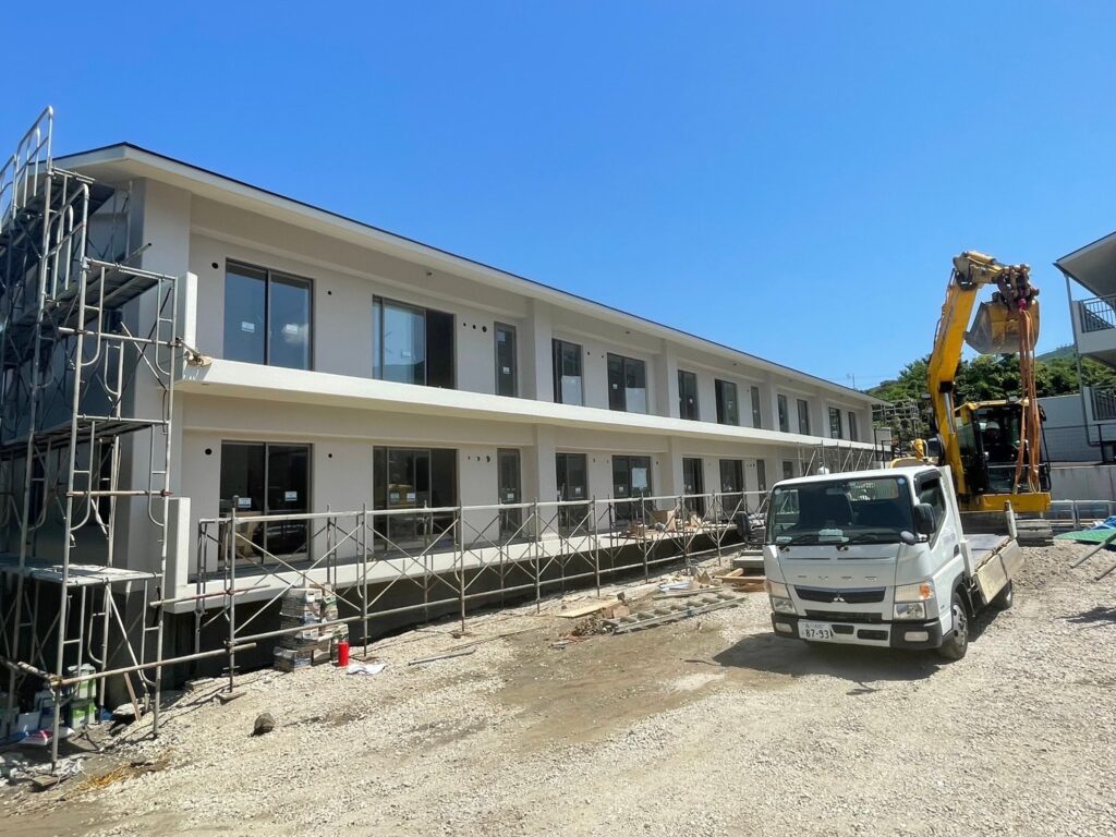 从新建的酒店和公寓到如图所示的土木工程，我们还可以设计和建造新的房产。