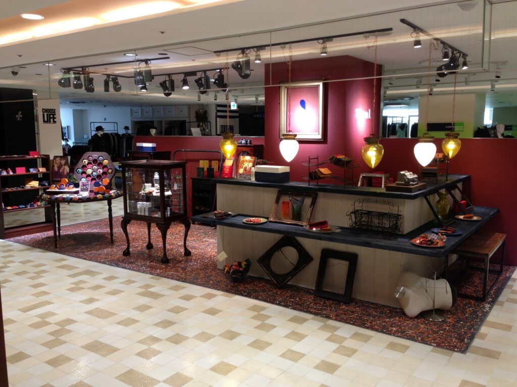 弊社関東装社の商業施設の内装工事の施工写真です。店舗制作含めて内装工事も可能です。日本の建築工事です  这是本公司关东总社商业设施的室内施工作业的施工照片。我们还可以处理室内施工，包括商店生产。日本的建筑工程。