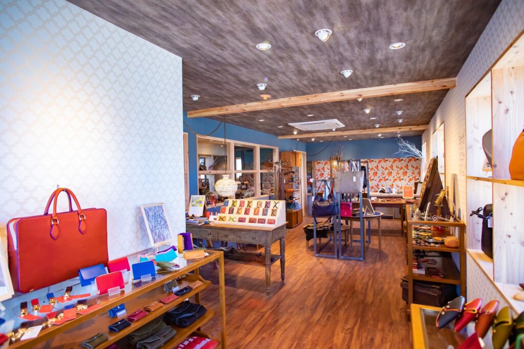 関東装社の日本人の職人を使った工事の施工例です。新築一棟ホテル、マンションから写真のようにレザーショップのように内装のデザインや施工も可能です。このクオリティーで当社の価格は他社様より安い工事代金になります。