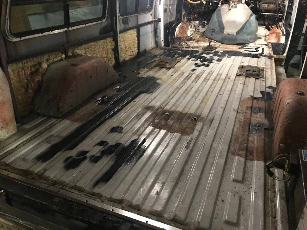 弊社関東装社の工事です。車の中の内装工事も可能です。施工もそうですがインテリアやデザインも可能です。
这是我们公司关东总社的建筑工程。我们还可以在您的车内进行内饰工作。除了施工外，我们还可以做室内设计和设计。