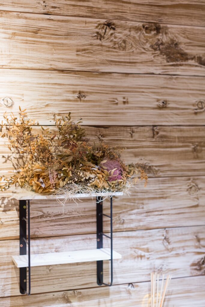 関東装社の日本人の職人を使った工事の施工例です。新築一棟ホテル、マンションから写真のようにネイルサロンや美容室のような内装のデザインや施工も可能です。このクオリティーで当社の価格は他社様より安い工事代金になります。