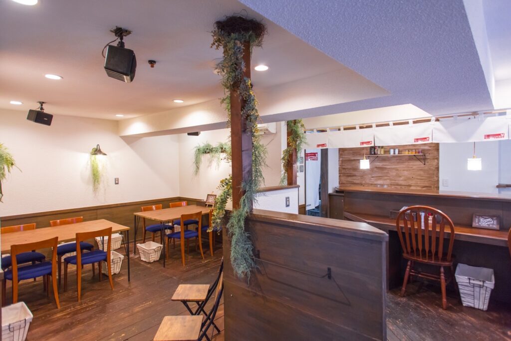 関東装社の日本の職人を使った工事の施工例です。新築一棟ホテル、マンションから写真のようにラーメン店さんのような飲食店のデザインや改修工事の施工も可能です