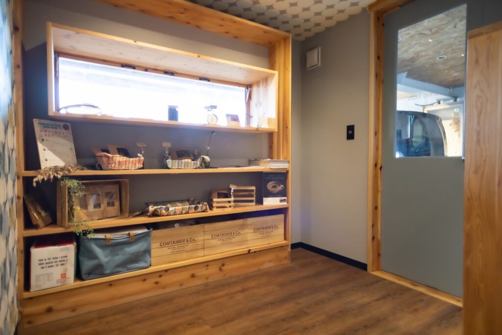 関東装社の日本人の職人を使った工事の施工例です。新築一棟ホテル、マンションから写真のようにカフェのような飲食店のデザインや施工も可能です。このクオリティーで当社の価格は他社様より安い工事代金になります。