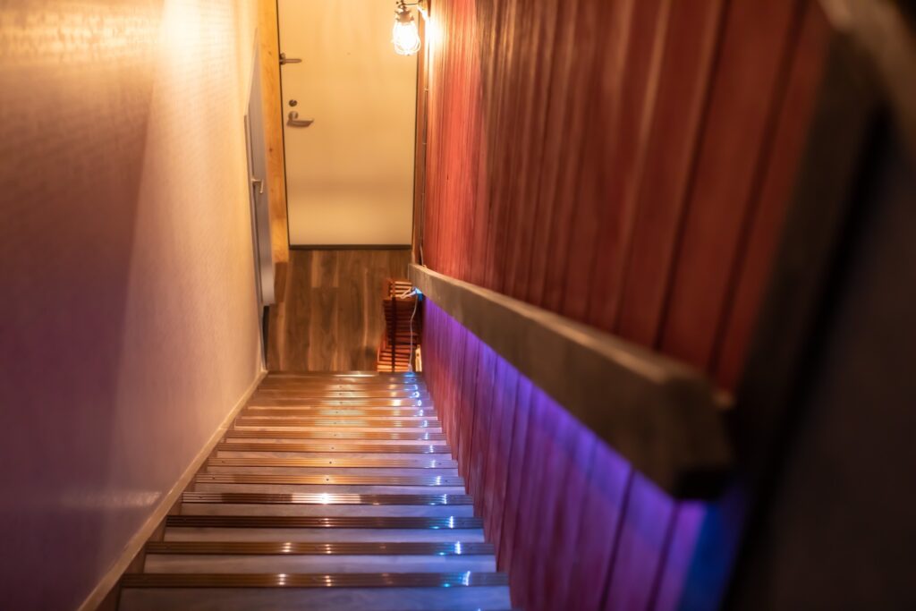 関東装社の日本人の職人を使った工事の施工例です。新築一棟ホテル、マンションから写真のように焼き鳥屋さんや焼き肉屋さんのような飲食店のデザインや施工も可能です。このクオリティーで当社の価格は他社様より安い工事代金になります。