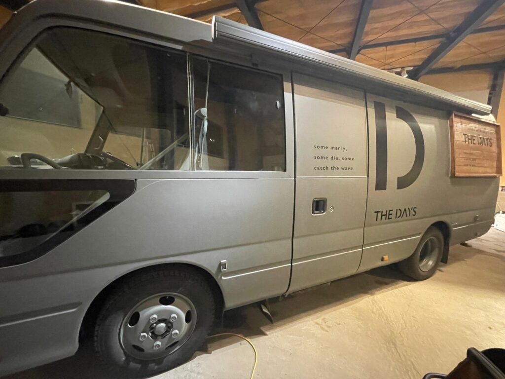 関東装社の日本人の職人を使った工事の施工例です。新築一棟ホテル、マンションから写真のようにキッチンカ―のように車の内装のデザインや施工も可能です。このクオリティーで当社の価格は他社様より安い工事代金になります。