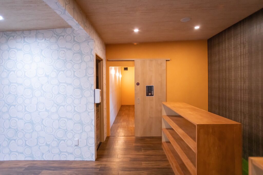 
日本建筑公司  我们公司 关东装社 已有 16 年的历史，是一家综合性建筑公司。
我们的客户范围广泛，从大型机场设施、商业设施和公共机构到个人商店、公寓、酒店、店铺和私人室内工程。我们与设计师、律师、行政书士、房地产公司和危机管理公司合作，因此可以在多个领域为客户提供帮助。  我们公司成功解决了许多在日本生活的中国人所担心的问题。  1.客人想雇用日本建筑公司，但不知道如何寻找。
2.担心语言不通，不能完美的理解。
3.担心工程是否能顺利完成。
4.担心预算会比平时高，担心售后服务。  我们已经解决了上述所有问题。我们在现场有中国担当，因此中国客户遇到问题可以随时与中国担当对接。  我们的中国担当将在现场了解您的要求，并与我们的一级设计师与公司建筑顾问，按照客人的需求来提供最优惠的价格以及施工方案。  我们的建筑价格不贵，市场价格适中，但是我们会按照客人的要求全程对接，对项目负责，直至竣工交接完毕。  即使是最简单的问题，也请随时与我们联系。您可以通过电子邮件，中国担当微信直接与我们联系。  株式会社関東装社は内装、リフォーム、リノベーション施工事例、新築マンション、ホテル、土木、宅地造成、設計施工が可能です。見積無料です。中国語対応可能スタッフが居ます。  日本建筑公司,日本盖酒店,日本盖楼,日本盖一户建,日本内装翻修 