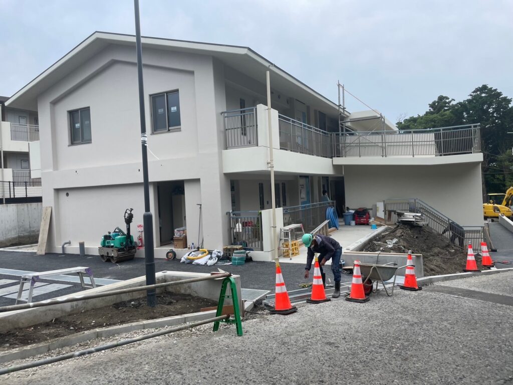 从新建的酒店和公寓到如图所示的土木工程，我们还可以设计和建造新的房产。