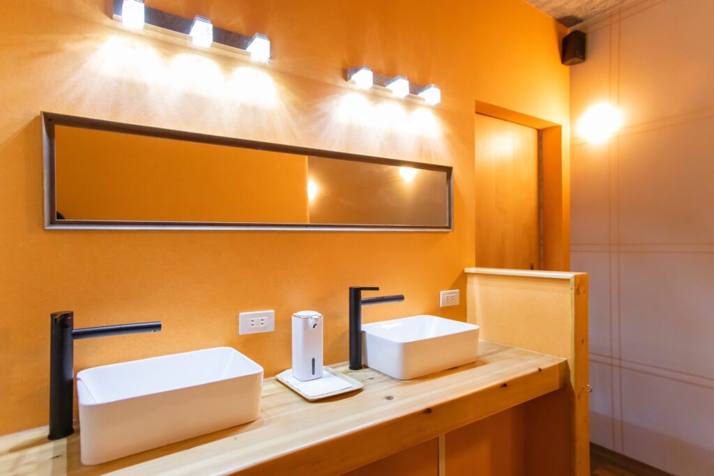 
日本建筑公司  我们公司 关东装社 已有 16 年的历史，是一家综合性建筑公司。
我们的客户范围广泛，从大型机场设施、商业设施和公共机构到个人商店、公寓、酒店、店铺和私人室内工程。我们与设计师、律师、行政书士、房地产公司和危机管理公司合作，因此可以在多个领域为客户提供帮助。  我们公司成功解决了许多在日本生活的中国人所担心的问题。  1.客人想雇用日本建筑公司，但不知道如何寻找。
2.担心语言不通，不能完美的理解。
3.担心工程是否能顺利完成。
4.担心预算会比平时高，担心售后服务。  我们已经解决了上述所有问题。我们在现场有中国担当，因此中国客户遇到问题可以随时与中国担当对接。  我们的中国担当将在现场了解您的要求，并与我们的一级设计师与公司建筑顾问，按照客人的需求来提供最优惠的价格以及施工方案。  我们的建筑价格不贵，市场价格适中，但是我们会按照客人的要求全程对接，对项目负责，直至竣工交接完毕。  即使是最简单的问题，也请随时与我们联系。您可以通过电子邮件，中国担当微信直接与我们联系。  株式会社関東装社は創業18年の建築業者です。弊社は特定建設業と産廃業許可を持っています。弊社では内装、リフォーム、リノベーション、新築一棟マンション、ホテル、土木、宅地造成、設計施工、改修工事など可能です。
大手様から個人様まで幅広くご対応しています。お見積りも無料です。  関東装社のホームページに工事実績や施工事例など載せています